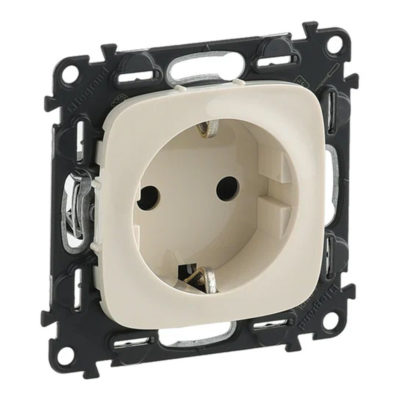 Розетка 1СП с/з слоновая кость с защитными шторками (механизм) Valena Legrand (10/100)