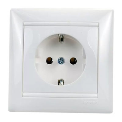 Розетка 1СП с/з белая Valena Legrand